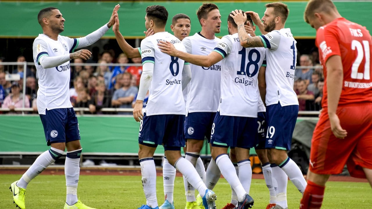 Schalkes Spieler feiern den Treffer zum 1:0. Schalkes Spieler feiern den Treffer zum 1:0.