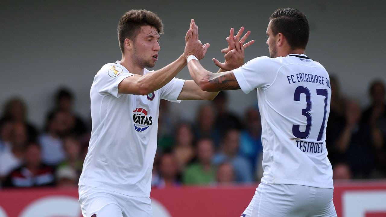 Aues Tom Baumgart (l) freut sich mit Teamkollege Pascal Testroet über seinen Treffer zum 1:1. Aues Tom Baumgart (l) freut sich mit Teamkollege Pascal Testroet über seinen Treffer zum 1:1.
