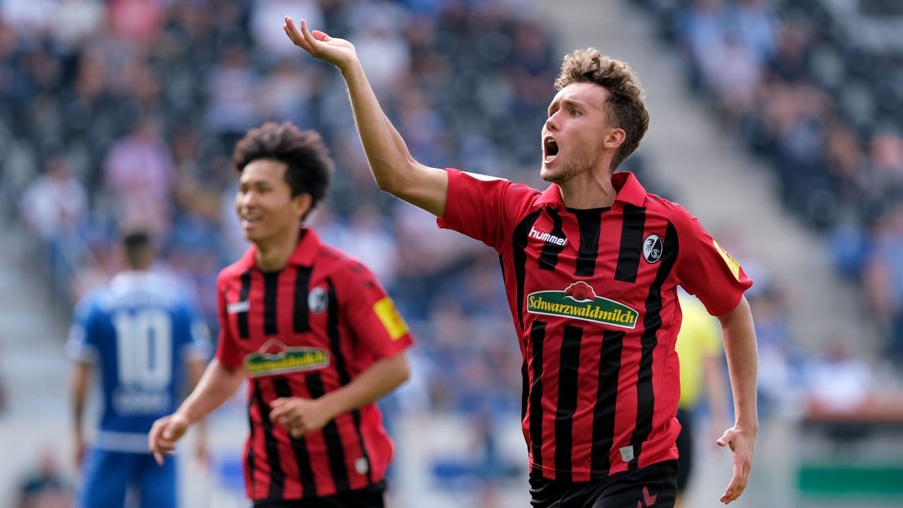 Freiburgs Luca Waldschmidt bejubelt seinen Treffer zum 1:0 gegen den 1. Freiburgs Luca Waldschmidt bejubelt seinen Treffer zum 1:0 gegen den 1.
