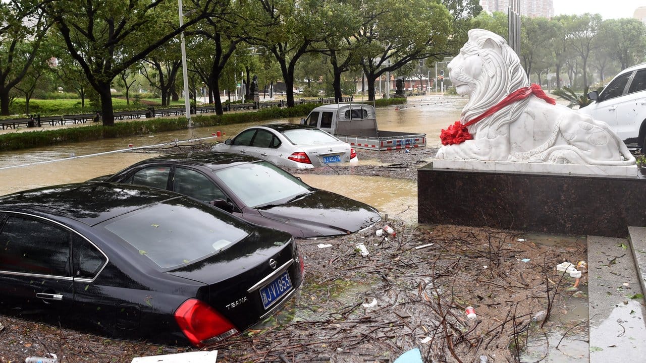 Überschwemmte Straßen im westchinesischen Wenling.