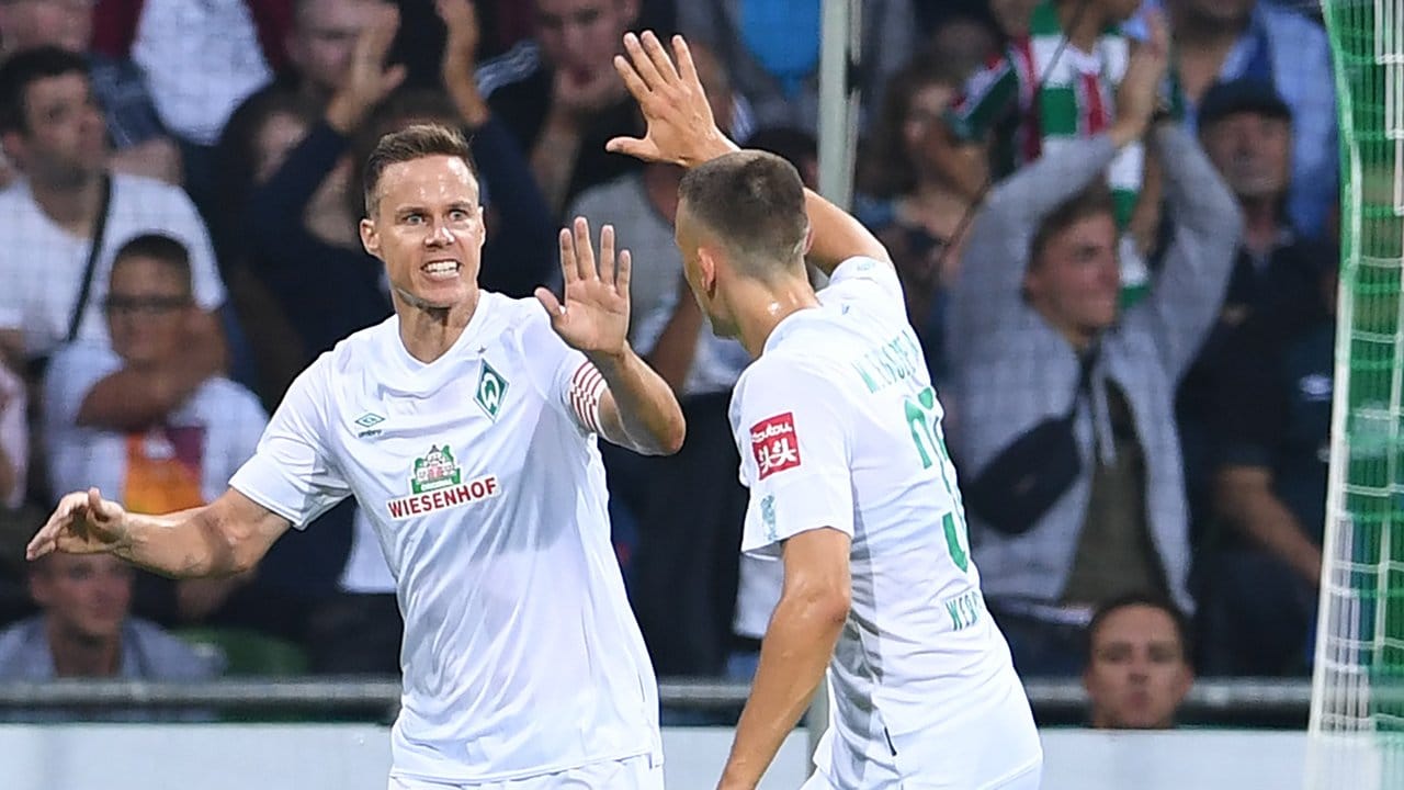 Werders Niklas Moisander (l) freut sich mit Maximilian Eggestein über sein Tor zum 2:0. Werders Niklas Moisander (l) freut sich mit Maximilian Eggestein über sein Tor zum 2:0.