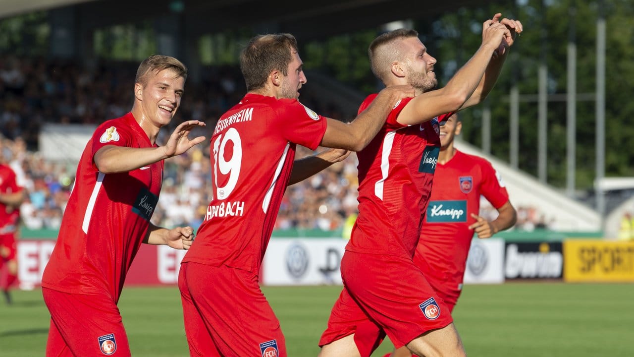 Heidenheims Robert Leipertz (r) feiert mit seinen Mannschaftskameraden sein Tor zum 1:0. Heidenheims Robert Leipertz (r) feiert mit seinen Mannschaftskameraden sein Tor zum 1:0.