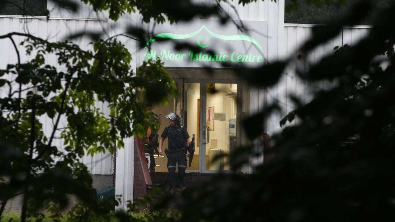 Ein Polizist verlässt das Al-Noor Islamic Centre bei Oslo.