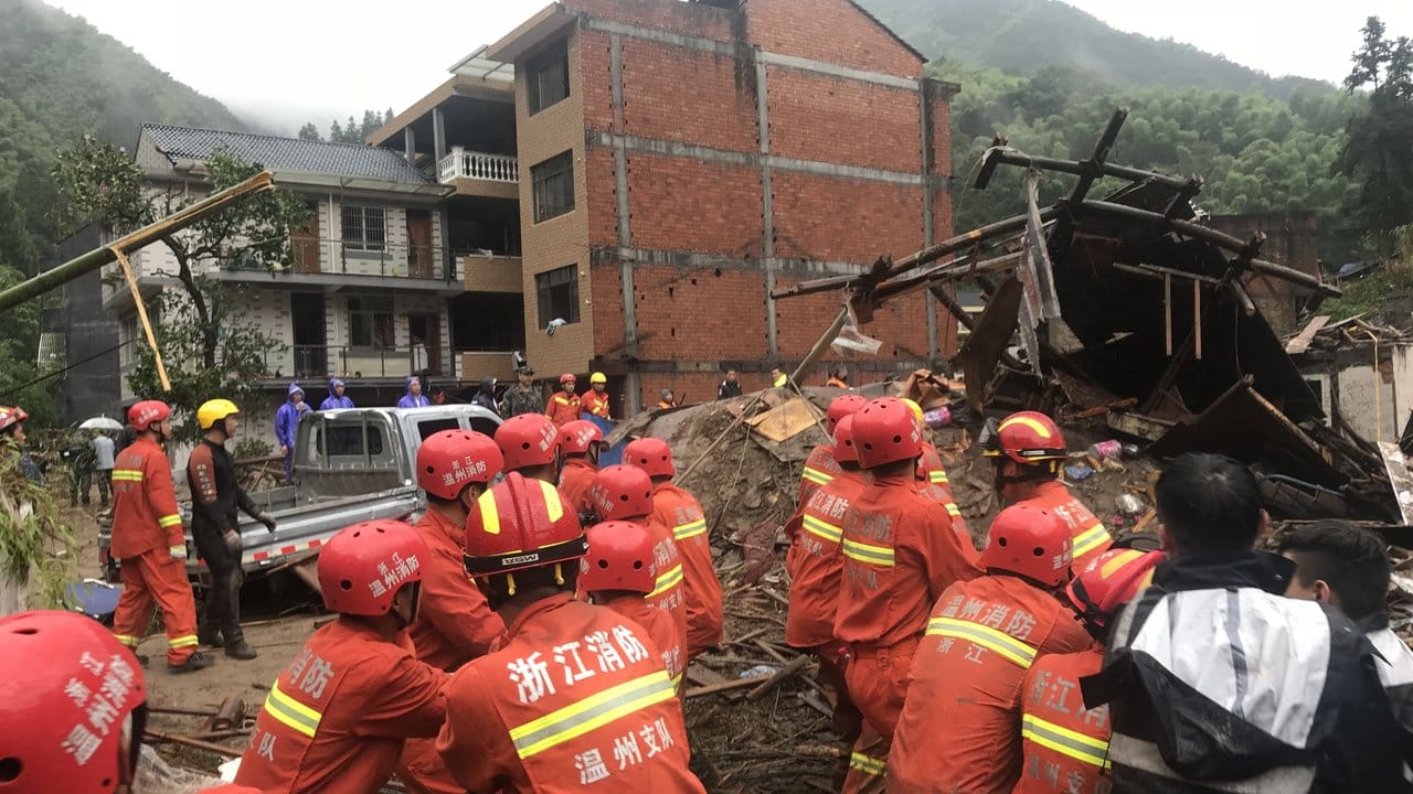 Einsatzkräfte an einem eingestürzten Haus in Wenzhou.