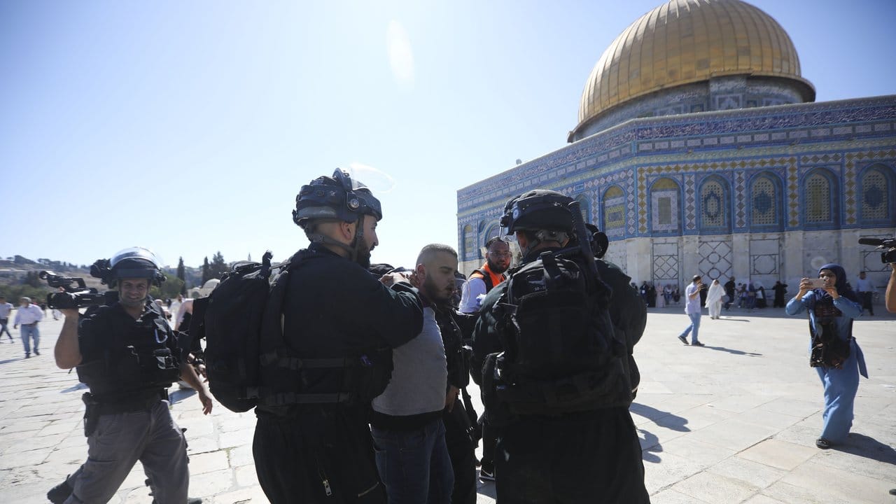 Israelische Polizisten verhaften einen palästinensischen Gläubigen auf dem Tempelberg.