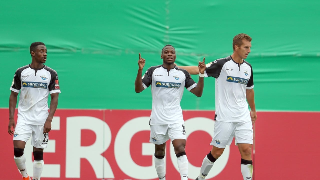 Streli Mamba (M) aus Paderborn feiert seinen Treffer zum zwischenzeitlichen 3:1.