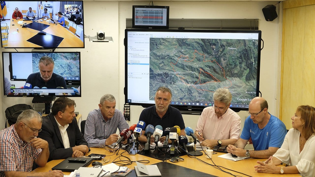 Angel Victor Torres (M), Präsident der Kanarischen Insel, informiert über den schweren Waldbrand.