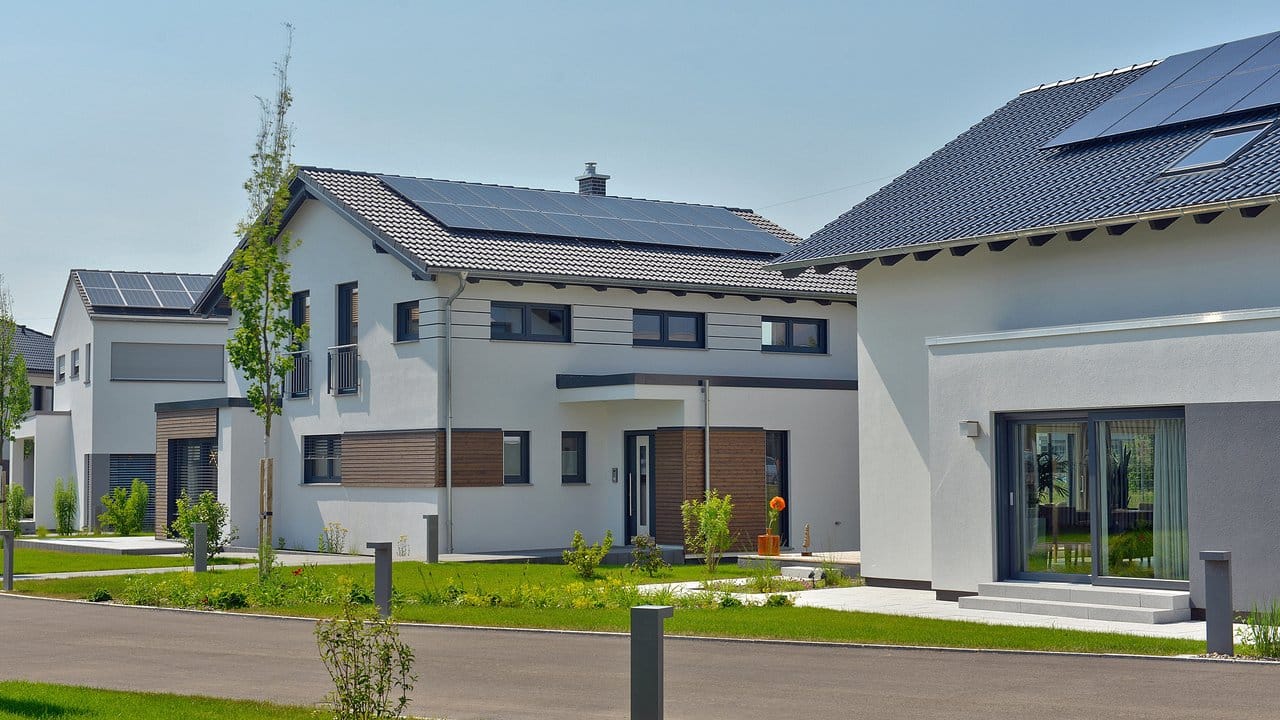 Anthrazitfarbene Dächer sind aktuell beliebt - darüber hinaus auch Solaranlagen.