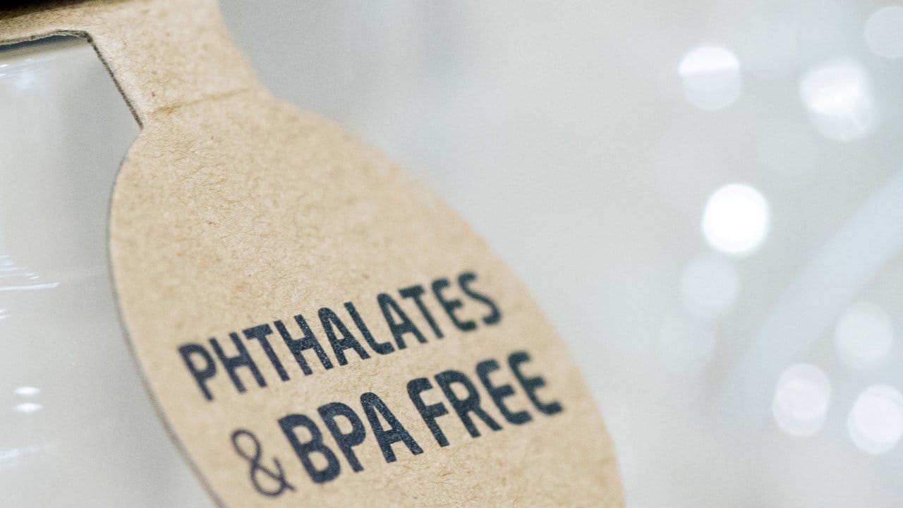 Geeignete Lagergefäße sind direkt, auf der Verpackung oder dem Etikett mit einem BPA-frei-Zeichen gekennzeichnet.