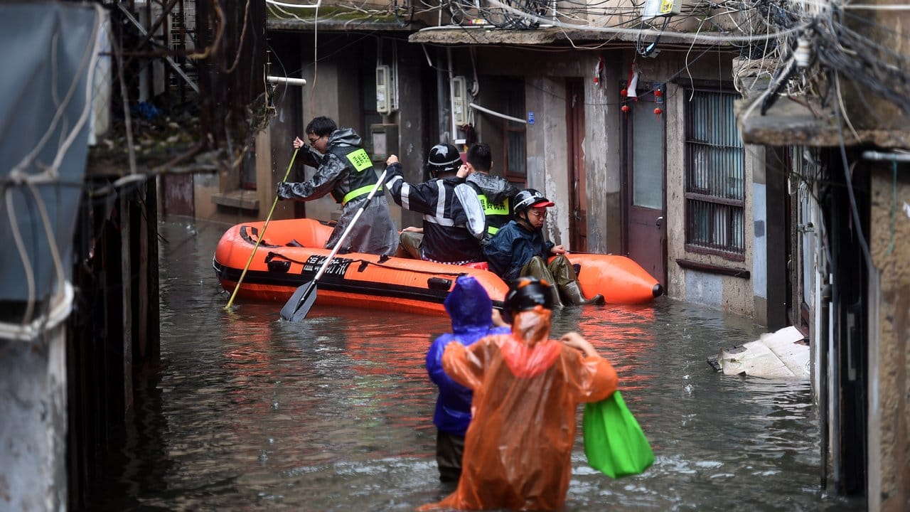 Überflutete Straße in Aach: Mit heftigem Regen, hohen Wellen und Sturmböen hatte "Lekima" am Samstag das chinesische Festland erreicht.
