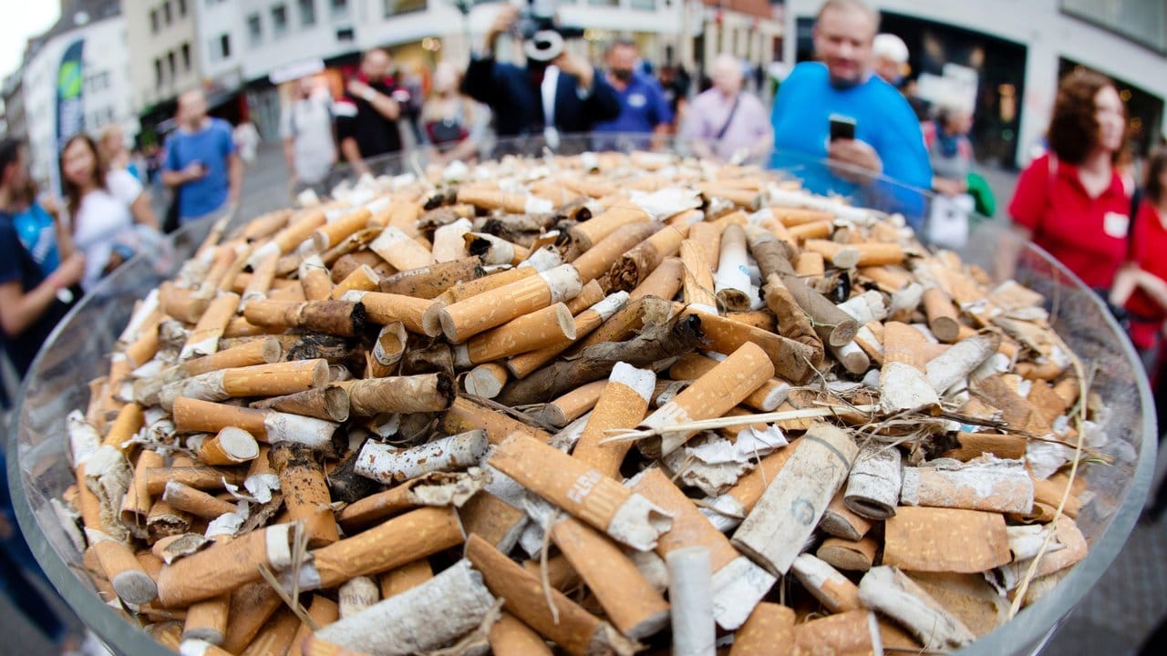 Hersteller von Wegwerfartikeln wie Zigaretten und Einwegkaffeebechern sollen künftig stärker an den Kosten der Stadtreinigung beteiligt werden.