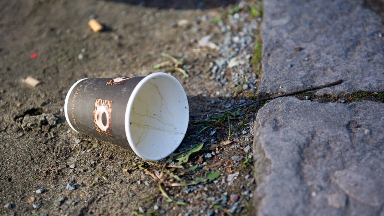 Ein schneller Kaffee für unterwegs - und dann den Becher wegwerfen: Gerade Kaffeebecher nehmen in Städten in öffentlichen Mülleimern viel Platz weg - und manchmal auch gleich auf dem Bordstein.