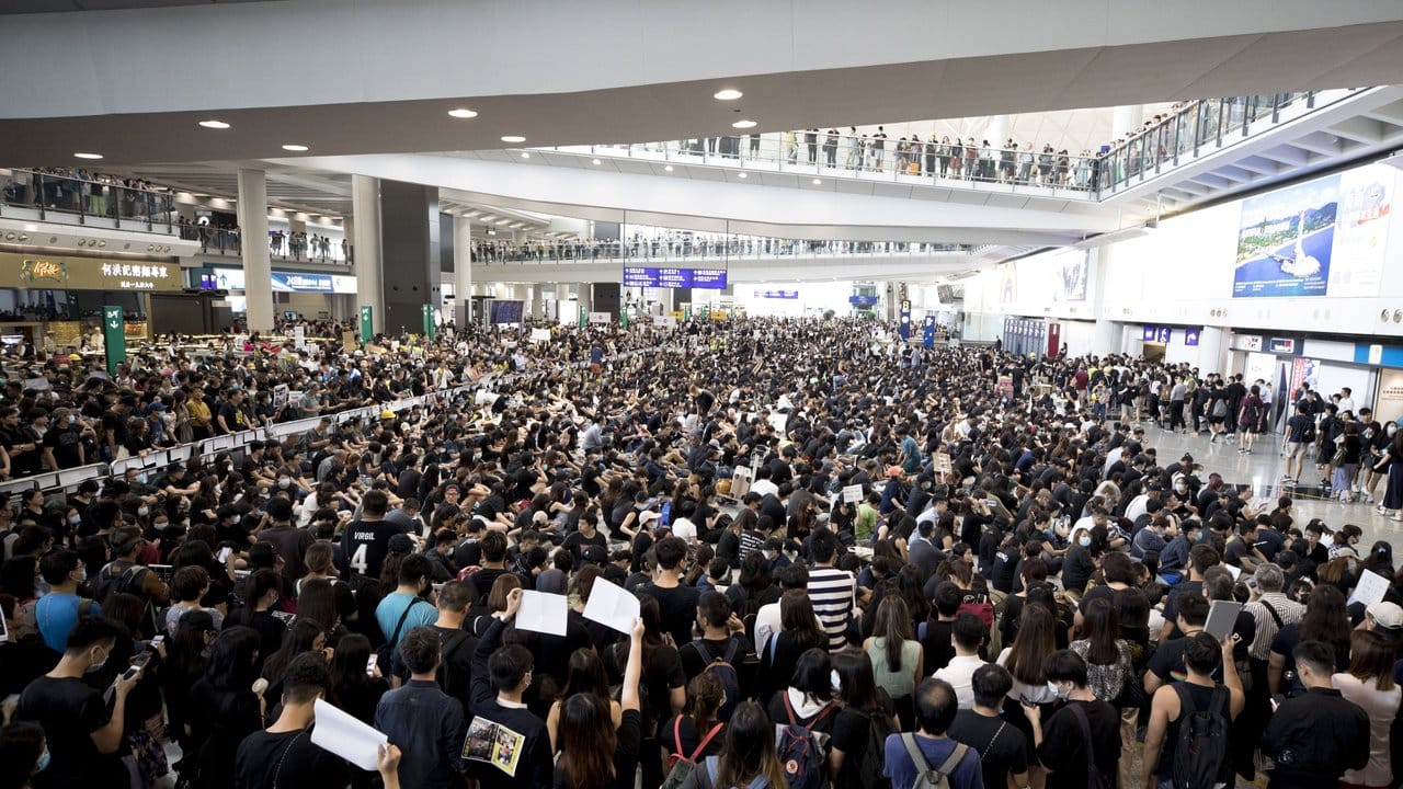 Anti-Regierungs-Proteste in der Ankunftshalle des Hongkonger Flughafens.