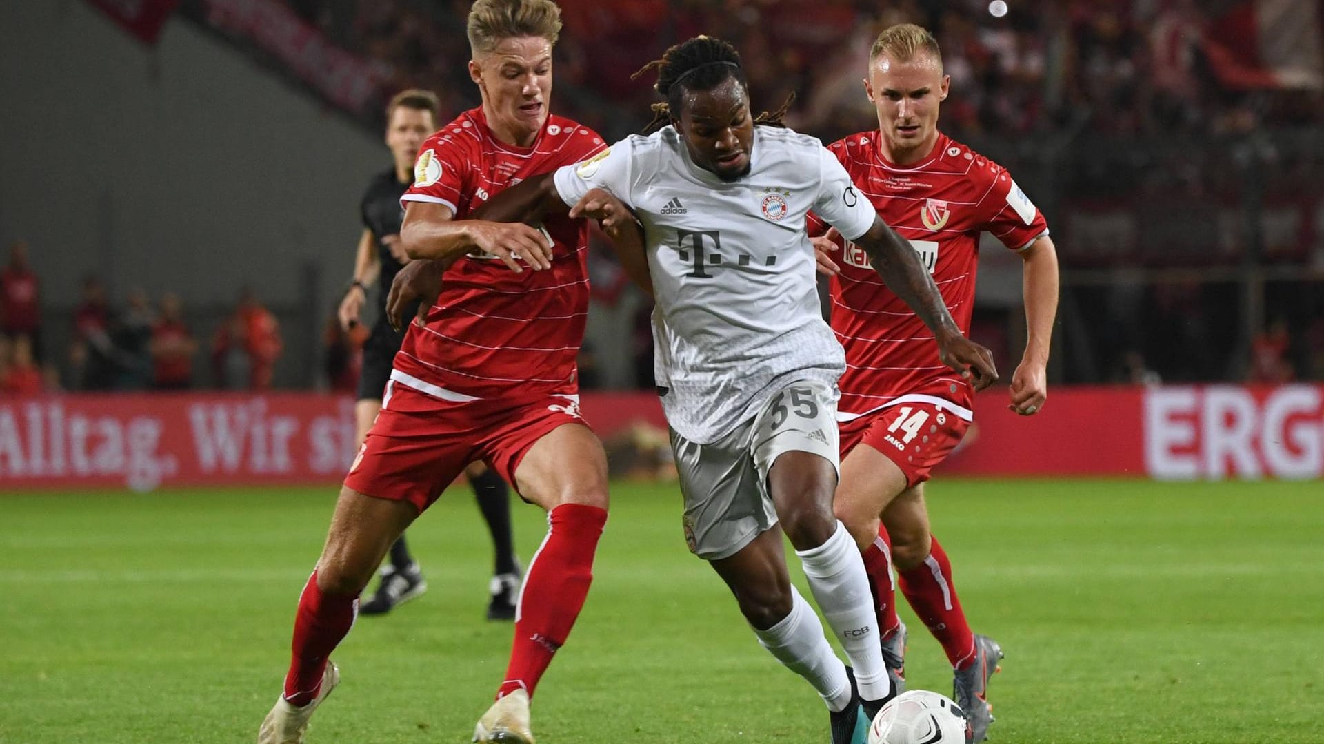 Der FC Bayern mühte sich in der ersten Runde des DFB-Pokals zu einem 3:1 bei Viertligist Energie Cottbus. Robert Lewandowski (32. Minute), Kingsley Coman (65.) und Leon Goretzka (85.) erzielten die Tore für die Münchner, bei denen nicht alle Stars ihren besten Tag hatten. t-online.de hat sich die Leistung der Bayern-Spieler in Cottbus angeschaut – die Einzelkritik zum Durchklicken!