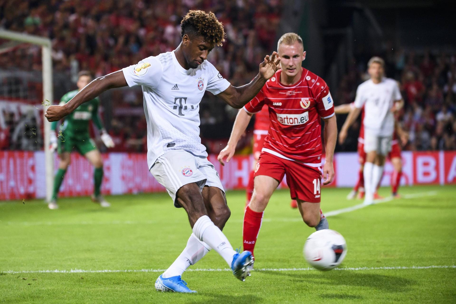 Kingsley Coman: Dribbelte sich ein ums andere Mal an die Grundlinie, beschäftigte auch drei Cottbuser alleine. Erzwang die Führung durch seinen Einsatz, kurz vor der Pause im Pech, als ein Kopfball auf die Latte segelte. Starke Einzelleistung zum 2:0 (65.). Bester Münchner! Note 1