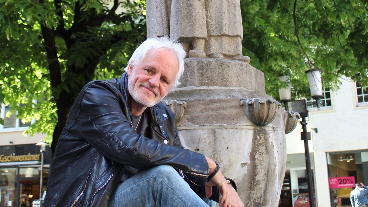 Der Musikjournalist und Autor Ernst Hofacker hat einen kurzweiligen Roman geschrieben. Der Musikjournalist und Autor Ernst Hofacker hat einen kurzweiligen Roman geschrieben.
