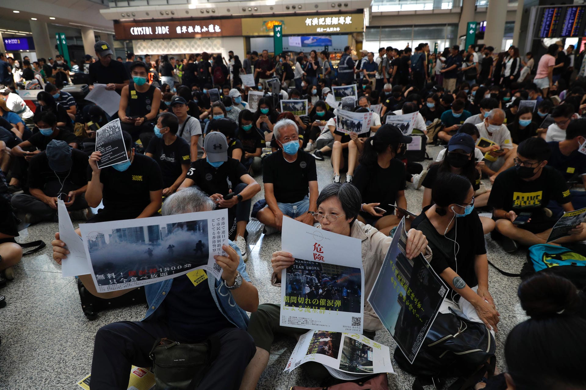 Hunderte Regierungsgegner hatten bereits seit dem 9. August friedlich am Flughafen protestiert, ohne den Betrieb nennenswert zu beeinträchtigen – bis die Gruppe am Montag zu groß wurde.