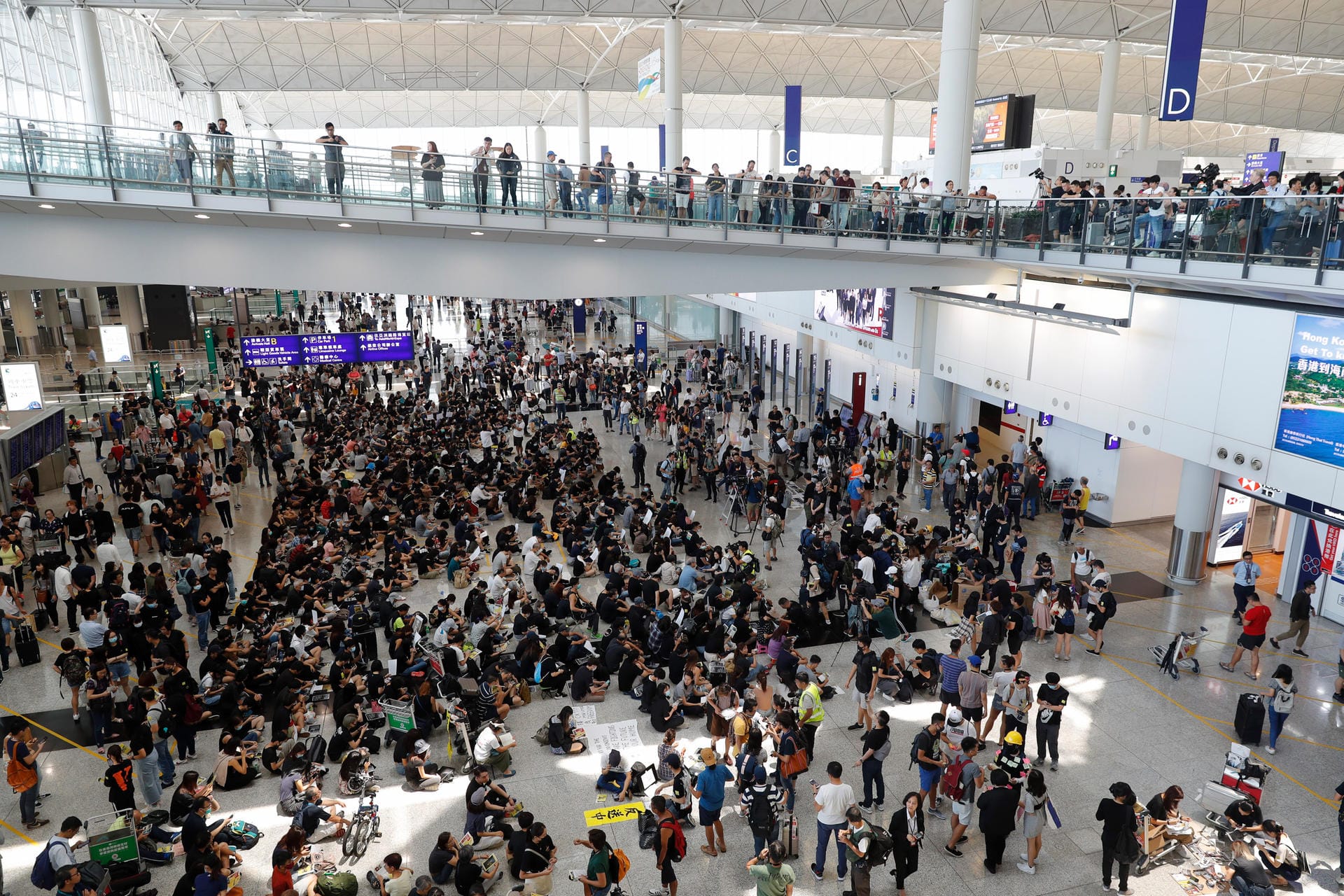 Demonstranten protestieren auch auf dem Flughafen von Hongkong.