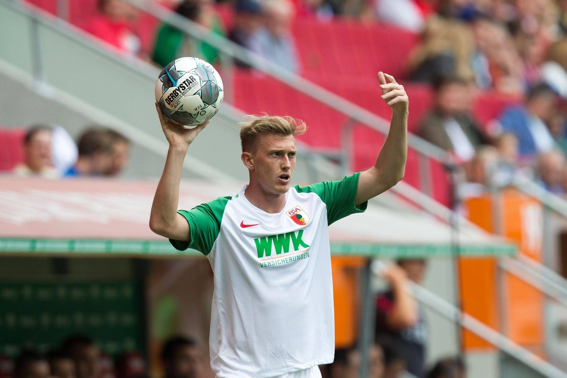 Platz 9: FC Augsburg. "Wunderbar schlichtes, aber gutes und modernes Design. Sieht sehr athletisch aus und kann man sich gut auch als Baumwollvariante für Fans vorstellen. Klassischer Sportswear-Look auf den Fußball angepasst. Gute Integration aller Sponsorenlogos."