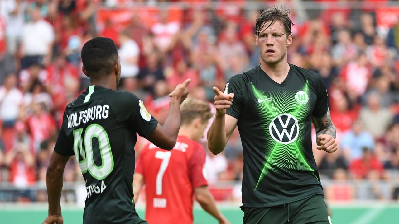 Wout Weghorst (r) soll in Wolfsburg die Tore machen.