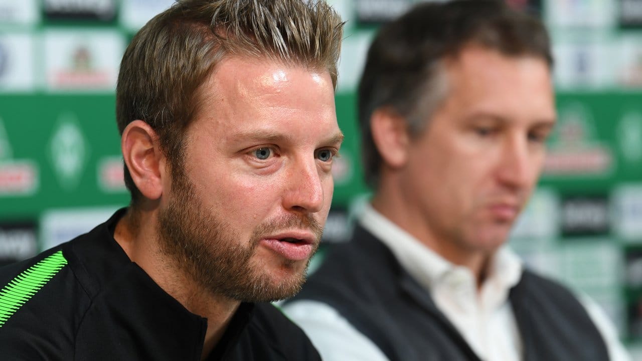 Trainer Florian Kohfeldt (l) könnte mit Werder die Champions-League-Plätze angreifen.