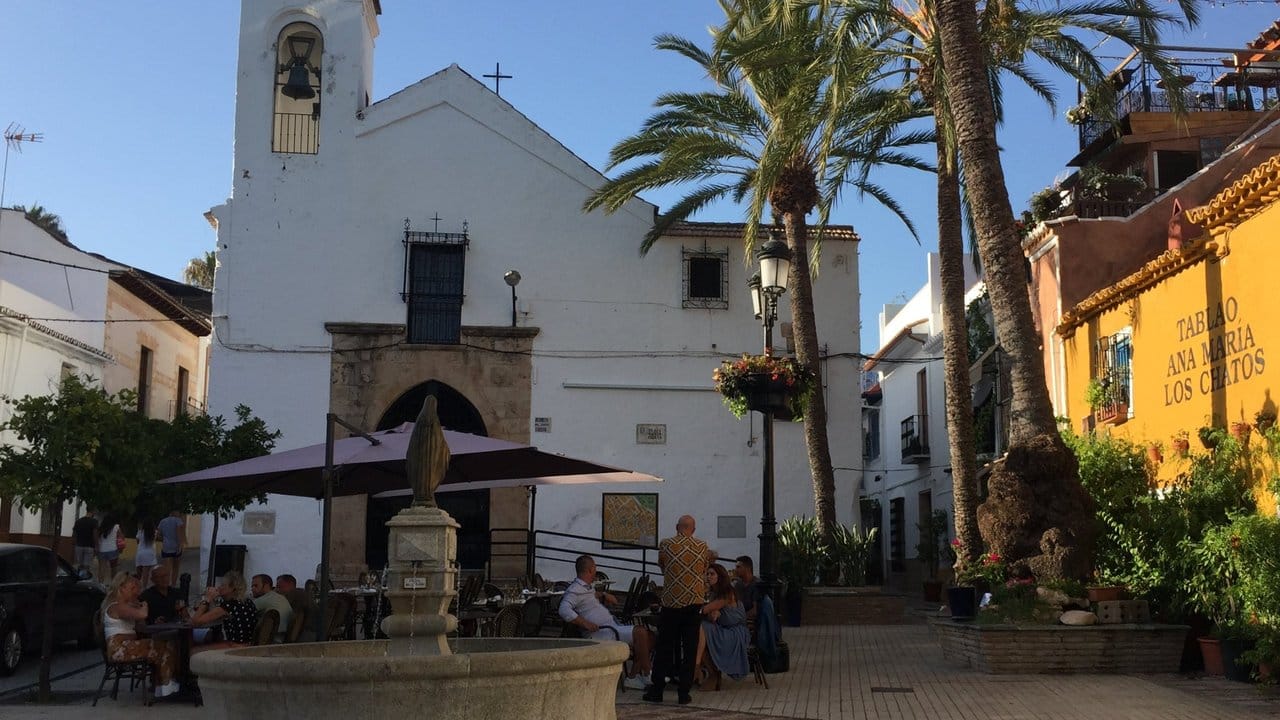 Blick auf einen kleinen Platz in der Altstadt von Marbella.