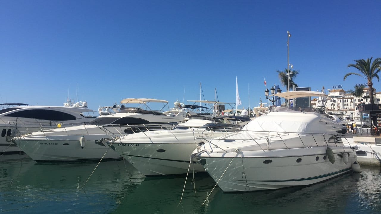 Luxusjachten im Hafen von Puerto Banus in Marbella.