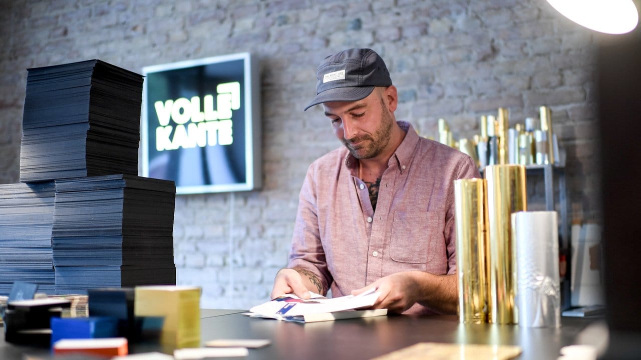 Lars-Peter Leu, Hersteller von Visitenkarten, arbeitet in seiner Werkstatt "Volle Kante".