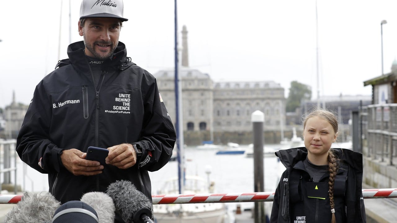 Auf ihrer Atlantikreise wird Greta Thunberg (r) von Profisegler Boris Herrmann begleitet.