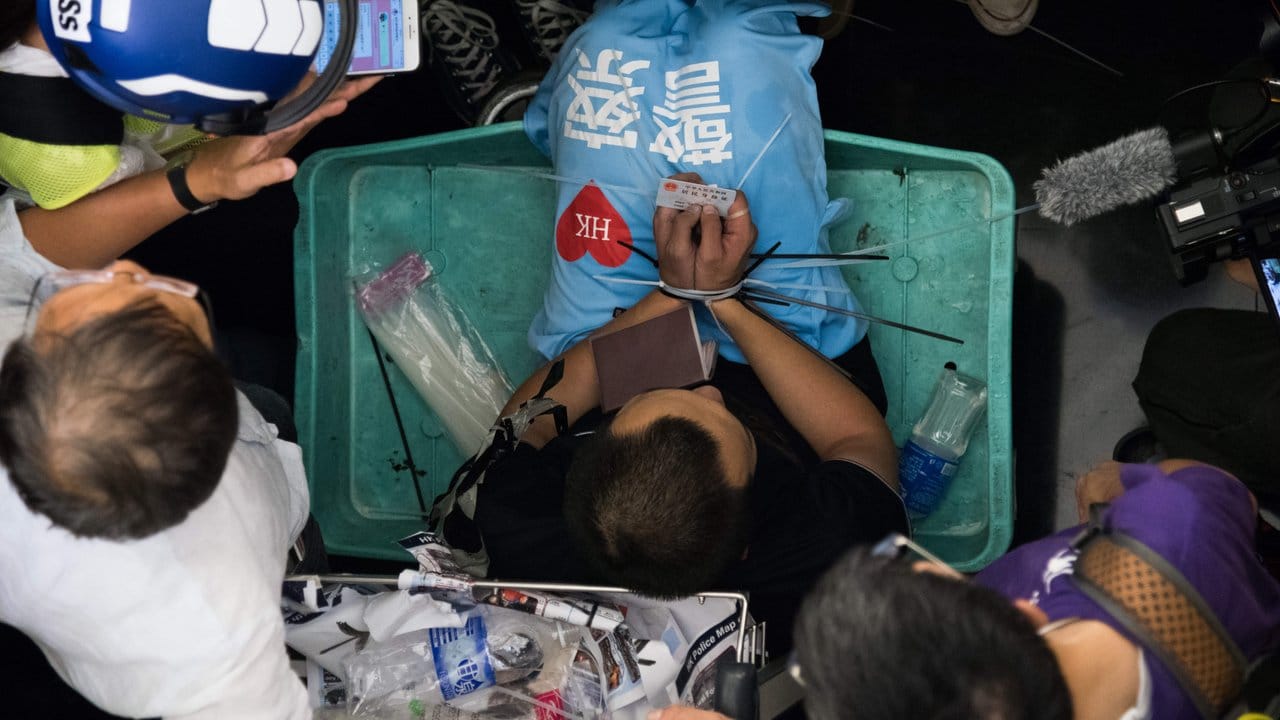 Fu Guohao, Reporter der englischsprachigen Zeitung "Global Times", wird während der Demonstrationen im Flughafen von Hongkong gefesselt.