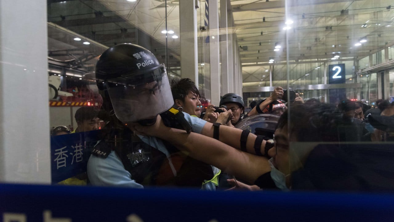 Demonstranten und Polizisten liefern sich eine gewaltsame Auseinandersetzung.