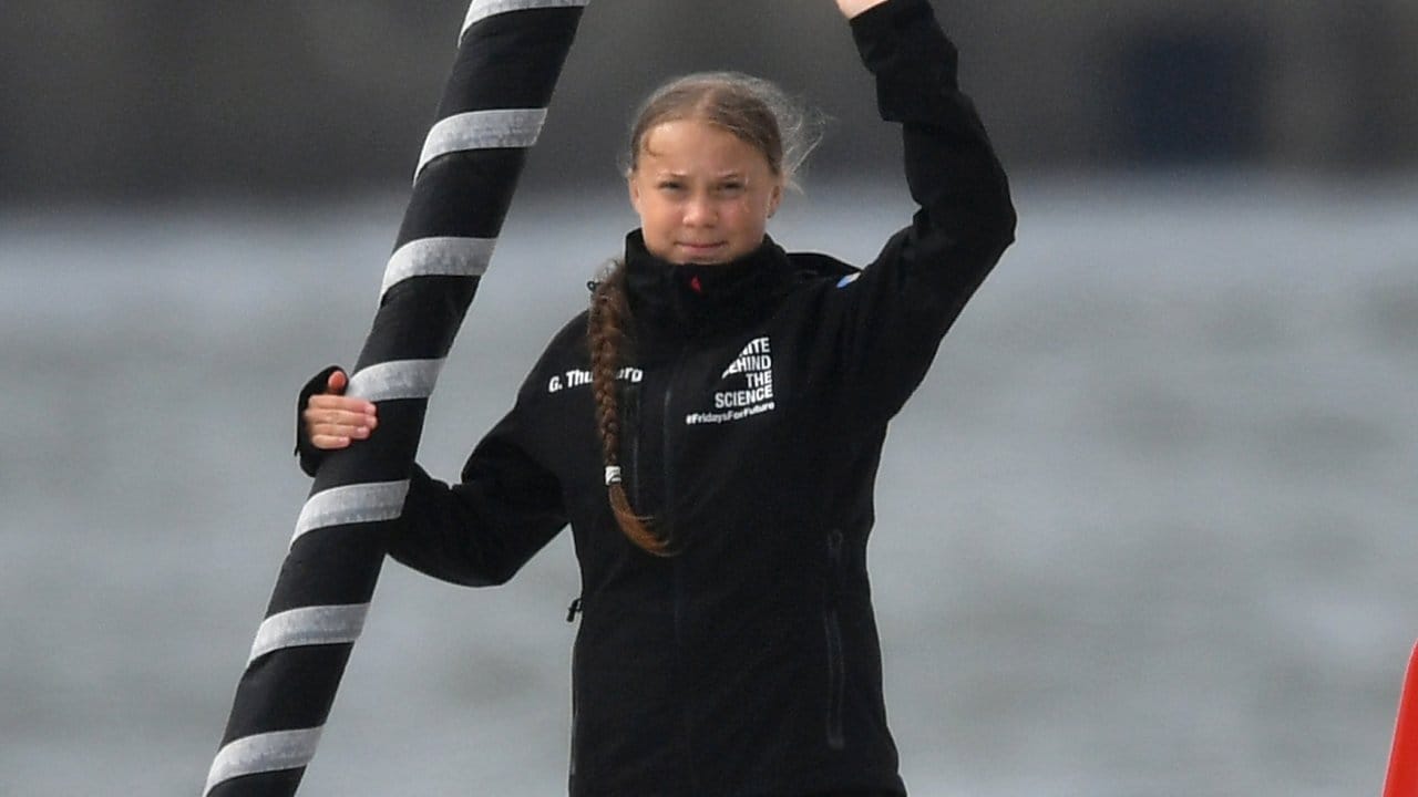 Greta Thunberg winkt von Bord der Hochseejacht "Malizia".