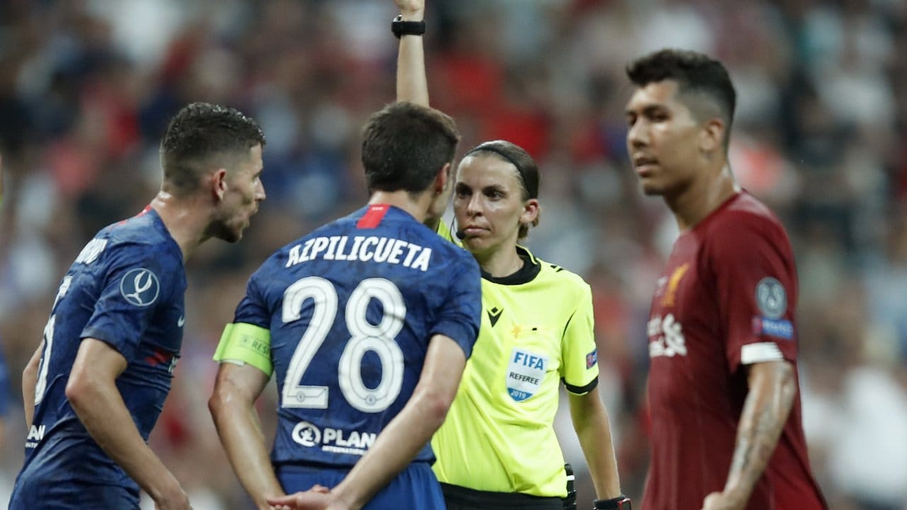 Schiedsrichterin Stephanie Frappert zeigt Chelseas Cesar Azpilicueta (2.