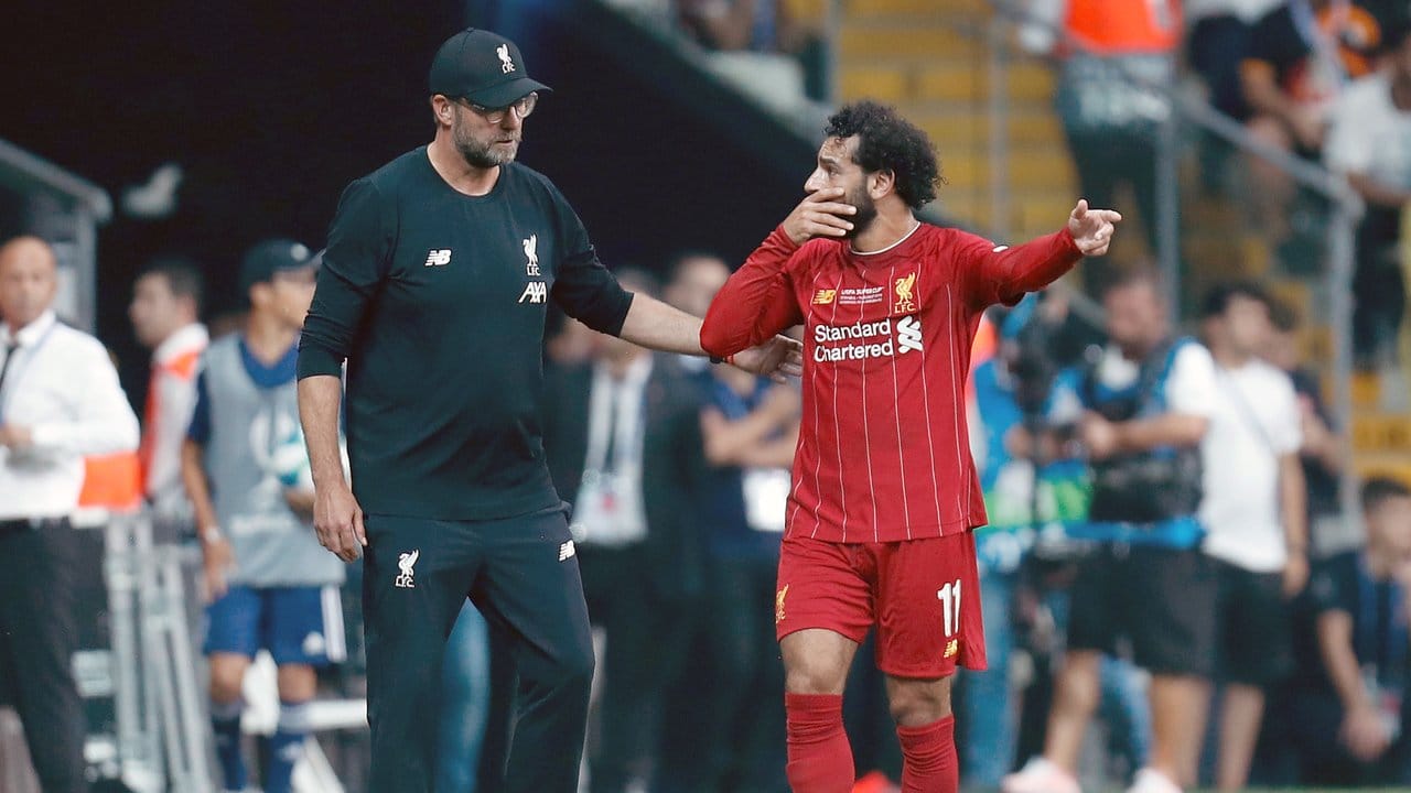 Liverpool-Coach Jürgen Klopp (l) mit Mohamed Salah.