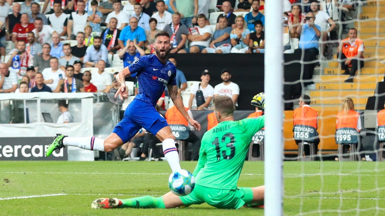 Olivier Giroud (l) lässt Liverpool-Keeper Adrian keine Chance und trifft zum 1:0 für Chelsea.
