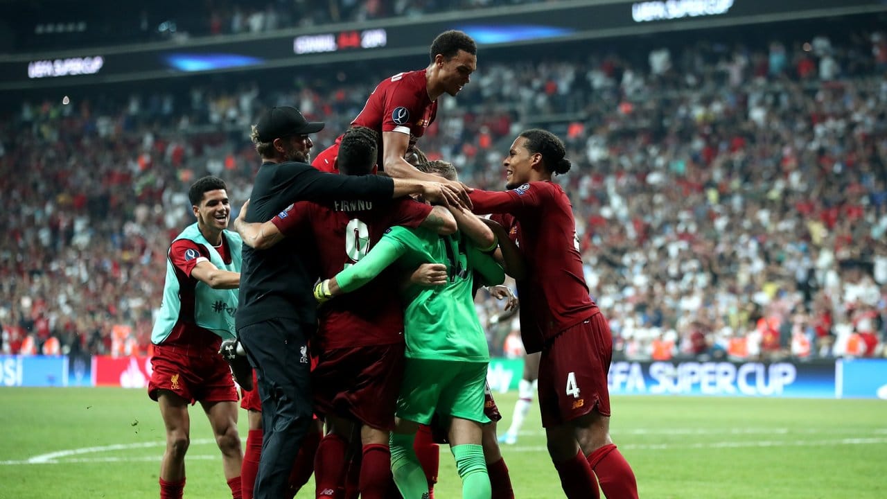 Die Liverpool-Spieler feiern den Supercup-Sieg gegen Chelsea.