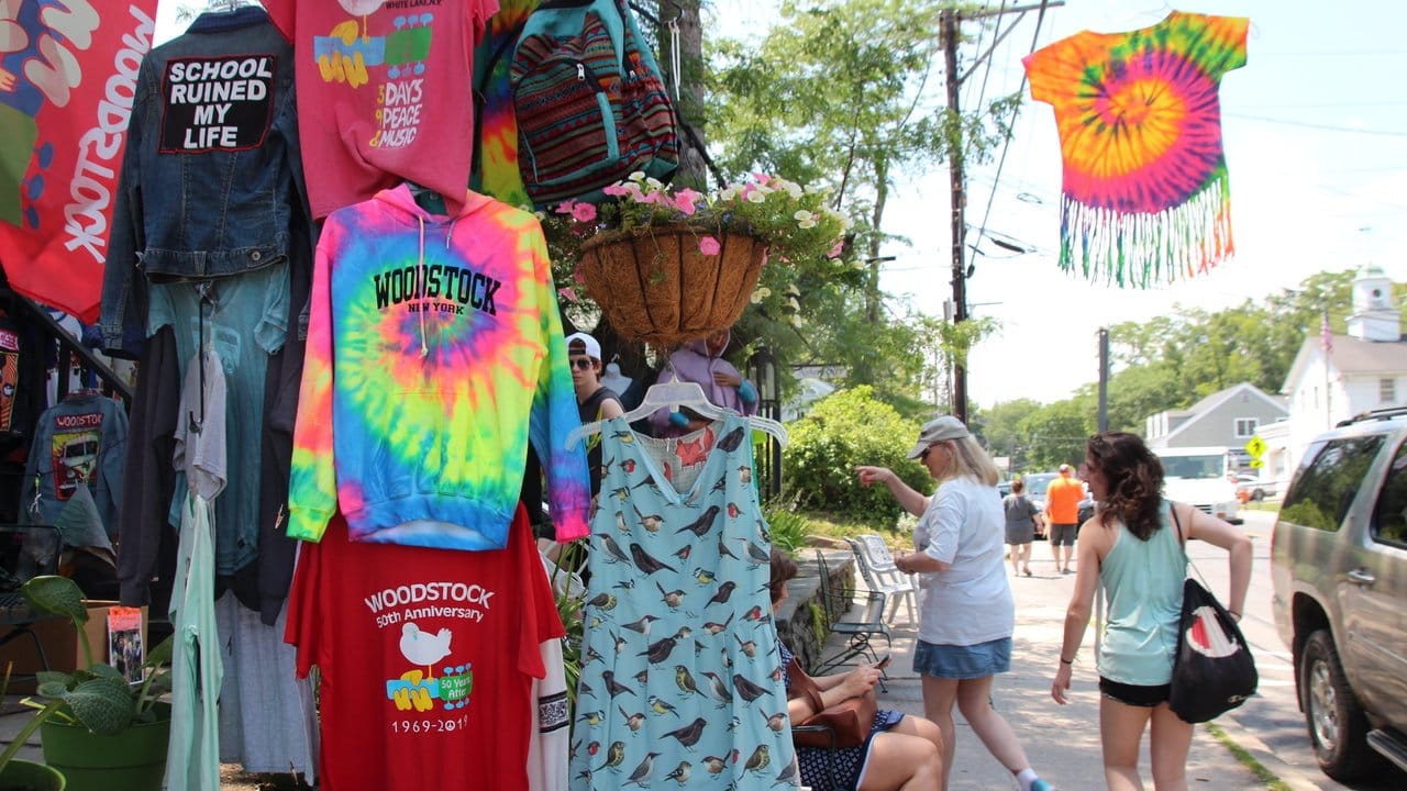 In Woodstock wird eifrig gebatikt.