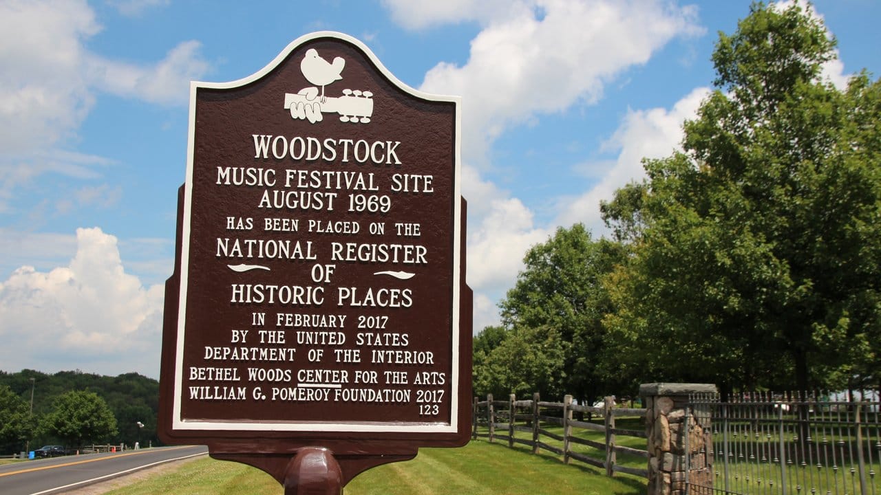 Eine Gedenktafel erinnert an das Woodstock-Festival.