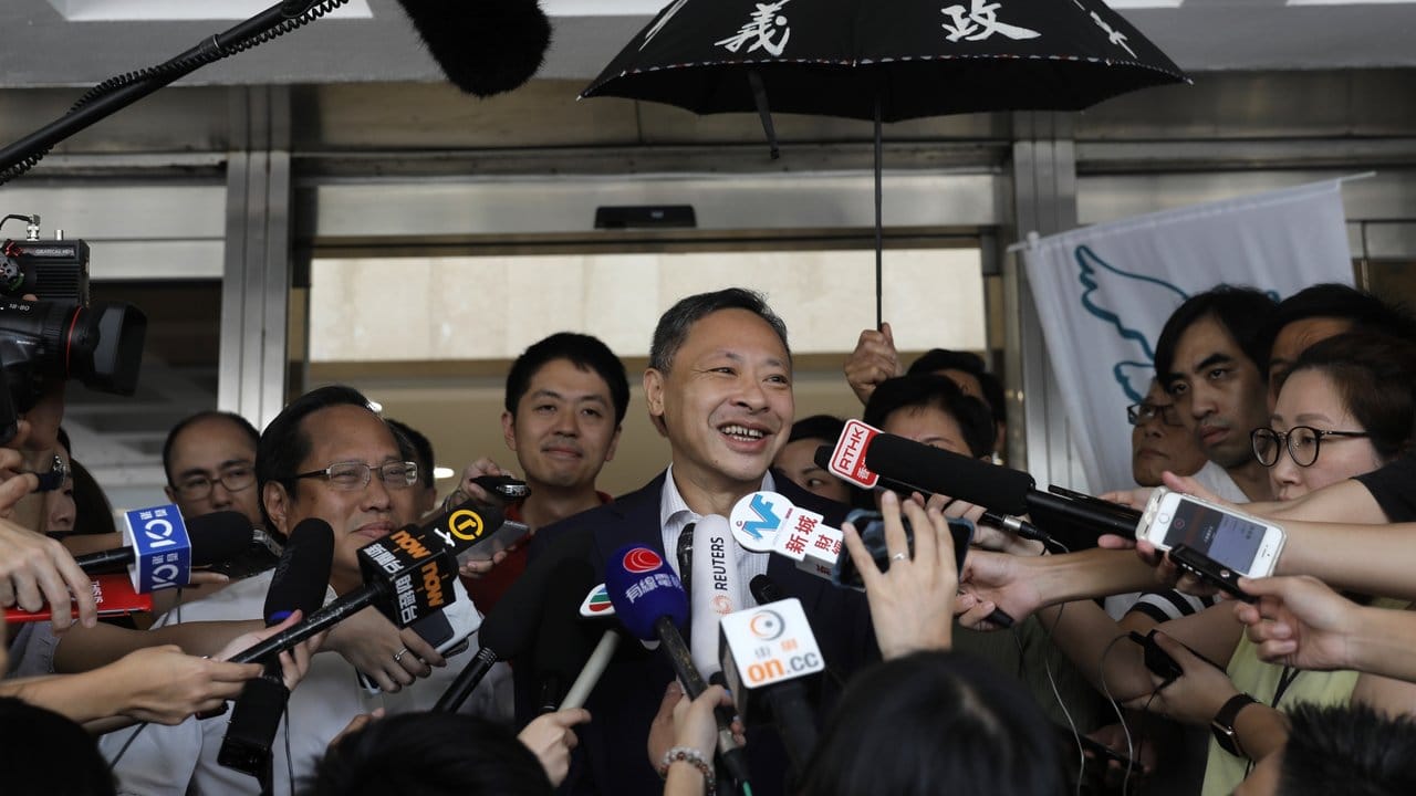 Der Juraprofessor Benny Tai (M) durfte gegen eine Kaution von umgerechnet etwa 11.