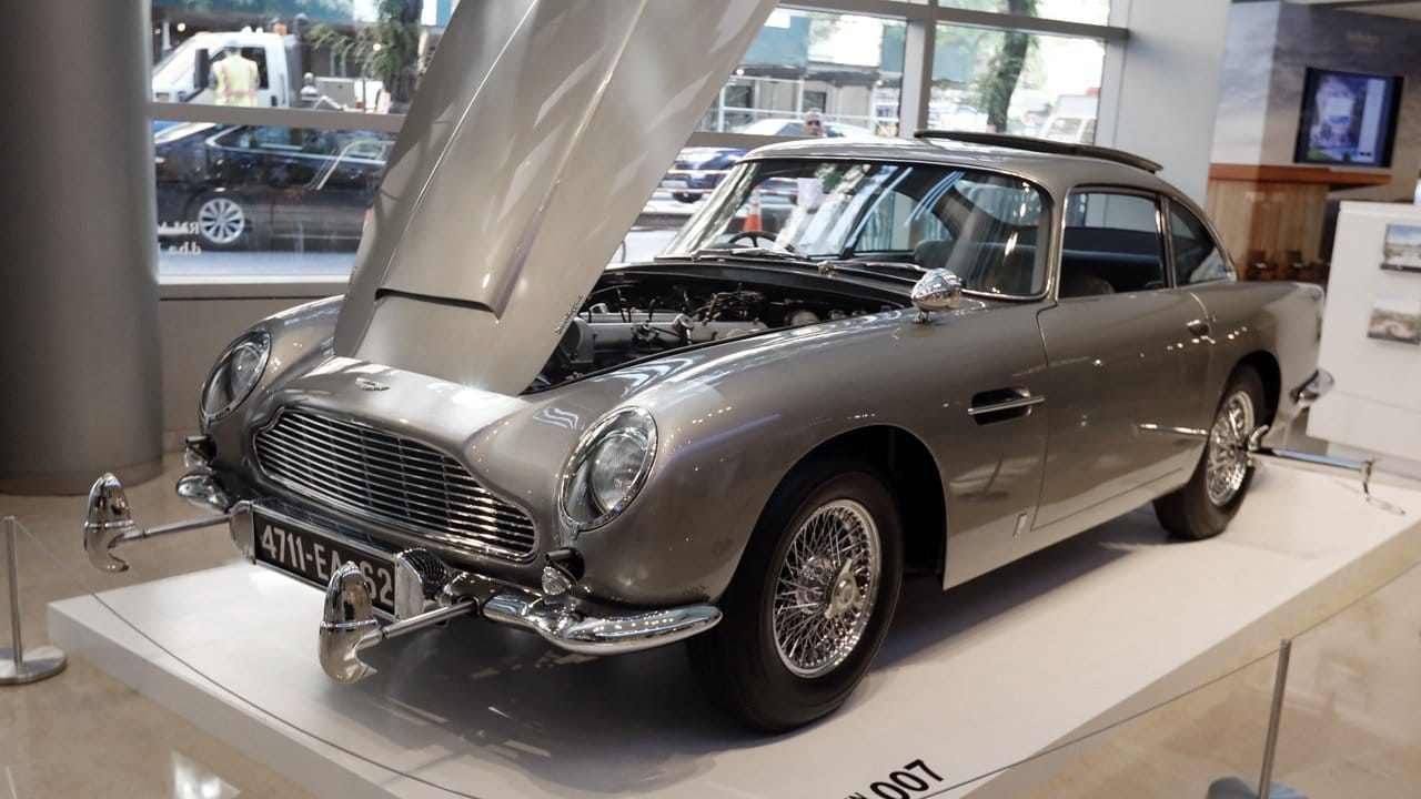 Der legendäre Aston Martin ist mit zahlreichen Extras ausgestattet.