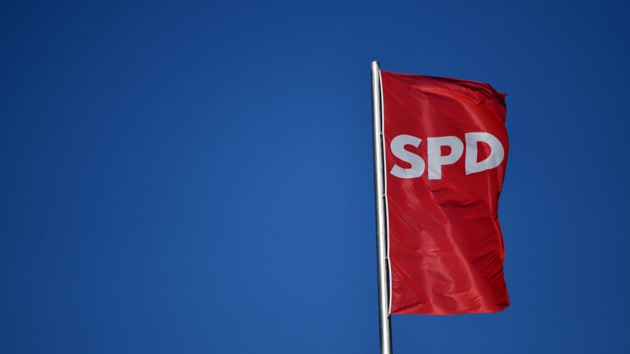 Die Fahne der SPD weht auf dem Willy-Brandt-Haus in Berlin.