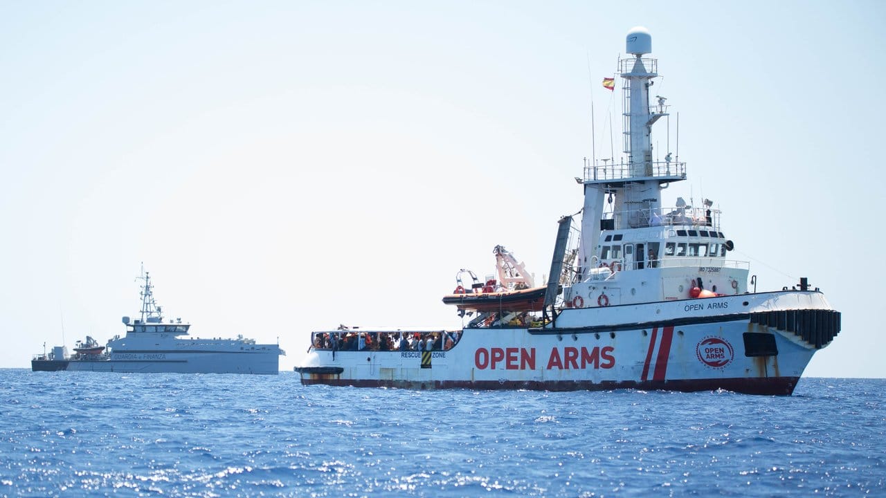 Sechs europäische Staaten haben sich zur Aufnahme von Menschen von dem blockierten Rettungsschiff "Open Arms" bereiterklärt.