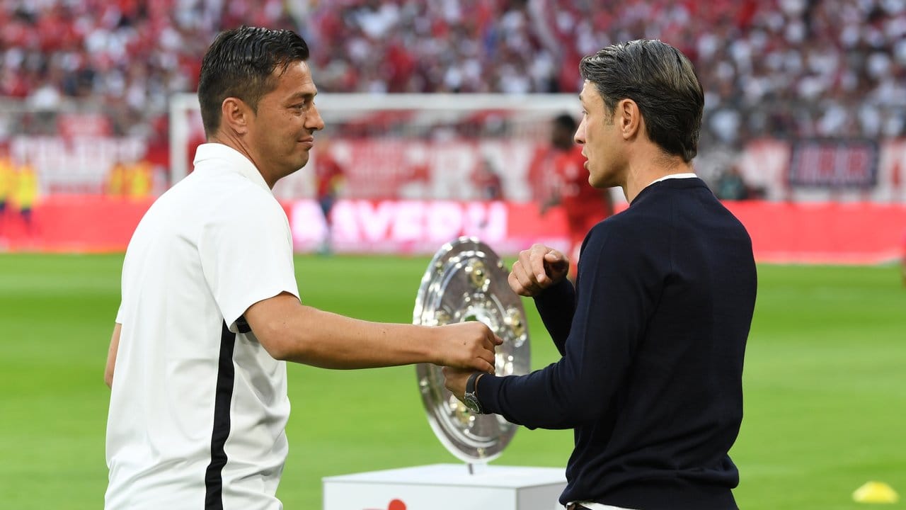 Hertha-Trainer Ante Covic (l) und Bayern-Coach Niko Kovac sind alte Freunde.