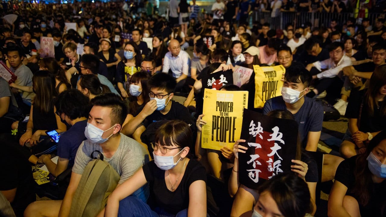 Sitzend und mit Mundschutz hatten Demonstranten sich am Freitag für mehr Demokratie eingesetzt.