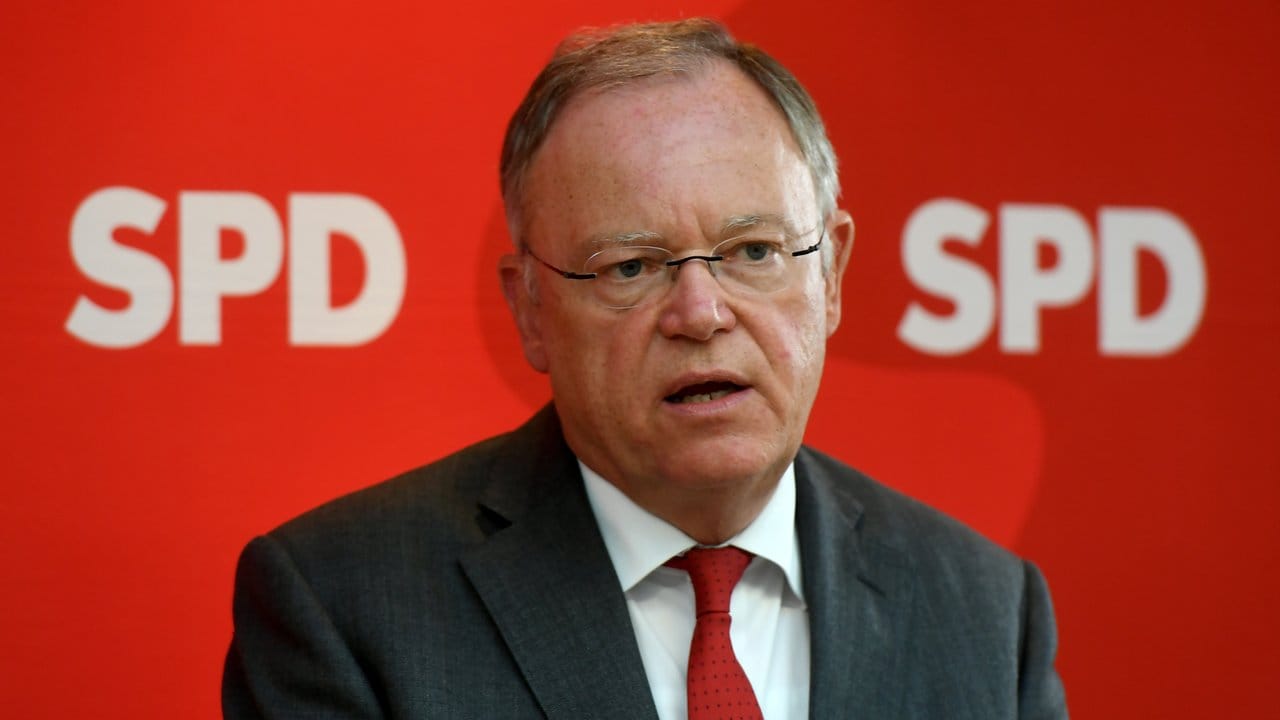 Niedersachsens Ministerpräsident Stephan Weil tritt bislang nicht an, aber kritisiert das Auswahlverfahren um den SPD-Vorsitz.