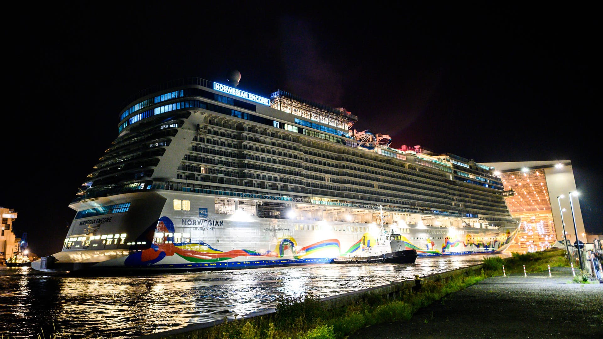 Die "Norwegian Encore" verlässt in der Nacht das Baudock der Meyer Werft: Wegen der Wetterlage musste das Schiff sechs Stunden früher ausdocken als geplant.