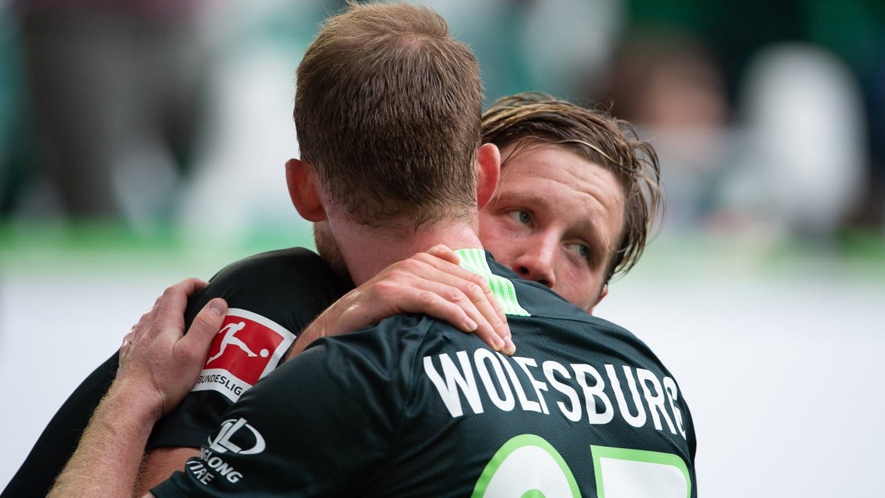Wolfsburgs Wout Weghorst (r) jubelt nach seinem Tor zum 2:0 mit Maximilian Arnold.