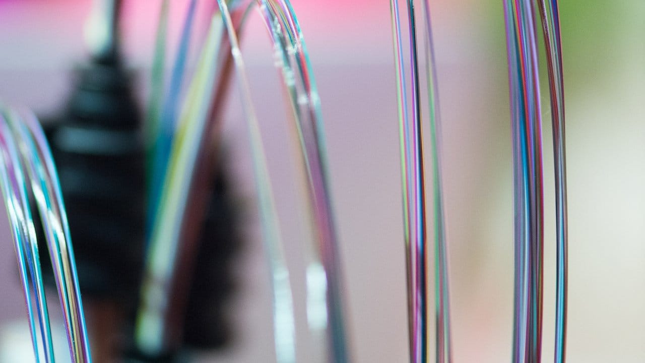 Für einen Glasfaseranschluss im Haus versprechen die Anbieter zuverlässigere Anbindung, mehr Geschwindigkeit und geringere Reaktionszeiten.
