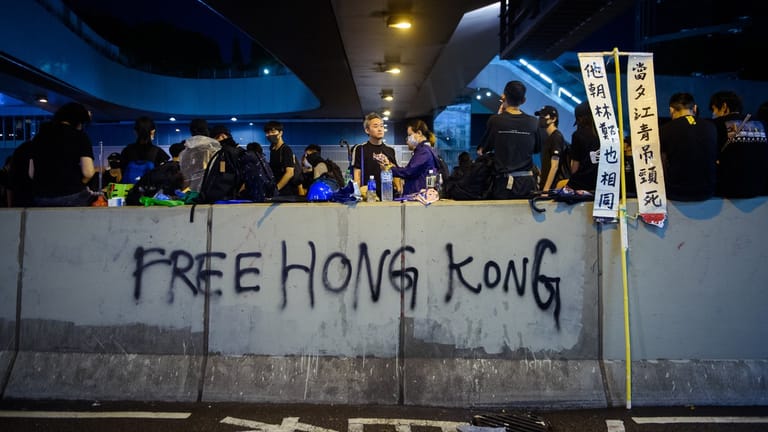 Allen Drohungen aus Peking zum Trotz sind in Hongkong wieder mehr als eine Million Anhänger der Demokratiebewegung auf die Straße gegangen.