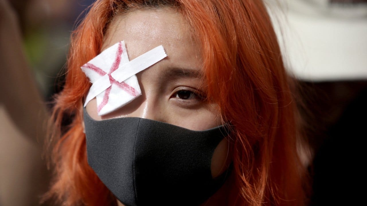 Eine junge Frau demonstriert gegen den von den Protestlern beklagten Gewalteinsatz der Polizei.